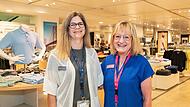 Doris Stepper (links) und Petra Konrad strahlen übers ganze Gesicht. Am Freitagmittag haben sie erfahren, dass ihr Job bei Galeria Karstadt Kaufhof in Würzburg erhalten bleibt.
