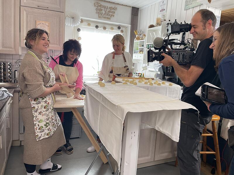 Dreharbeiten in Höchstadt: Das Bayerische Fernsehen hat die ehemalige Karpfenkönigin Svenja Viertel für Drehaufnahmen besucht.