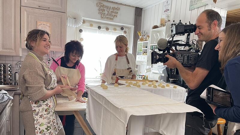 Dreharbeiten in H&ouml;chstadt: Das Bayerische Fernsehen hat die ehemalige Karpfenk&ouml;nigin Svenja Viertel f&uuml;r Drehaufnahmen besucht.