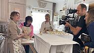 Dreharbeiten in Höchstadt: Das Bayerische Fernsehen hat die ehemalige Karpfenkönigin Svenja Viertel für Drehaufnahmen besucht.