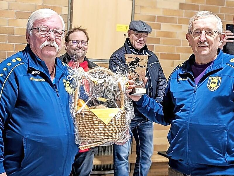 Jubilar Siegfried „Siggi“ Prell (links) wurde von Abteilungsleiter Andreas Förner (rechts) für seinen 1000. Einsatz geehrt.