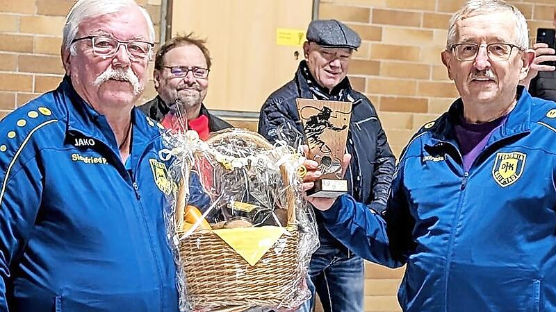 Jubilar Siegfried „Siggi“ Prell (links) wurde von Abteilungsleiter Andreas Förner (rechts) für seinen 1000. Einsatz geehrt.