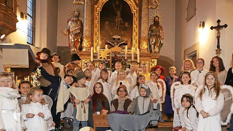 Die Wei&szlig;enbrunner Krippenspiel-Kinder mit Betreuerin Hermine Fiedler vor dem Altar in der Wei&szlig;enbrunner Dreieinigkeitskirche