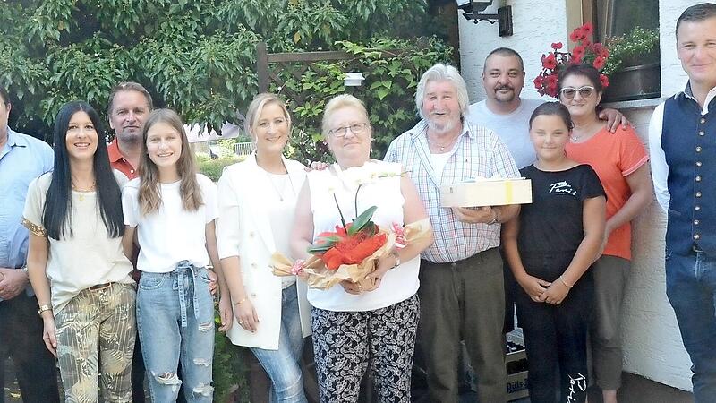 Eleonore und Josef Rebhan (Mitte, mit Geschenken) feierten ihre goldene Hochzeit im Familienkreis. Mit im Bild Zweiter Bürgermeister Wolfgang Förtsch (links) und Bürgermeister Stefan Heinlein (rechts) Eleonore und Josef Rebhan (Mitte, mit Geschenken) feierten ihre goldene Hochzeit im Familienkreis. Mit im Bild Zweiter Bürgermeister Wolfgang Förtsch (links) und Bürgermeister Stefan Heinlein (rechts)