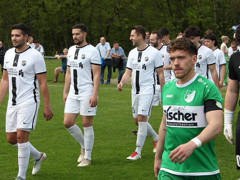 Kapit&auml;n Noah Schorn (rechts) f&uuml;hrt seine Friesener Mannschaftskollegen am Samstagnachmittag auf den Platz des TSV Schammelsdorf.