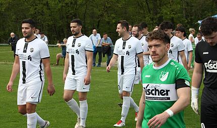 Kapit&auml;n Noah Schorn (rechts) f&uuml;hrt seine Friesener Mannschaftskollegen am Samstagnachmittag auf den Platz des TSV Schammelsdorf.