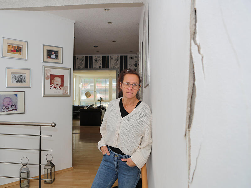 Haus Hallstadt Risse Manuela Meisner blickt auf einen der Risse in ihrem Haus. Sie bereiten ihr schon seit Jahren Sorge, Stress und Kopfzerbrechen.
