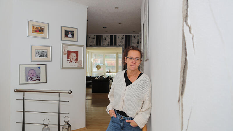 Haus Hallstadt Risse Manuela Meisner blickt auf einen der Risse in ihrem Haus. Sie bereiten ihr schon seit Jahren Sorge, Stress und Kopfzerbrechen.