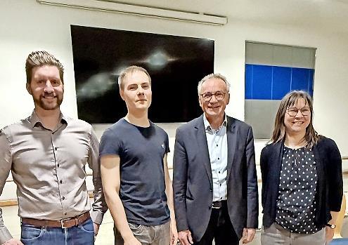 Von links: Christian Schneider (Aktionskreis Demokratie), Tim F. (Referent und Oppositioneller aus Russland), Dr. Reinhard Schaupp (Moderator, Europa Union), Claudia Beyrle (VHS). Von links: Christian Schneider (Aktionskreis Demokratie), Tim F. (Referent und Oppositioneller aus Russland), Dr. Reinhard Schaupp (Moderator, Europa Union), Claudia Beyrle (VHS).