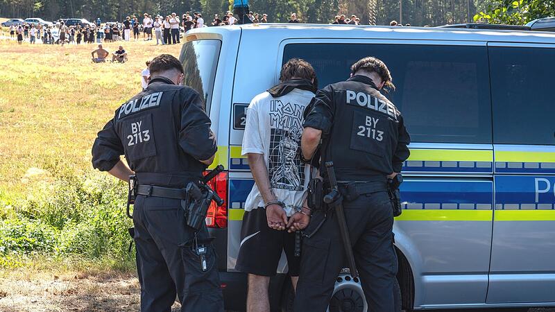 Tausende versammeln sich wieder unerlaubt in Emskirchen Tausende versammeln sich wieder unerlaubt in Emskirchen