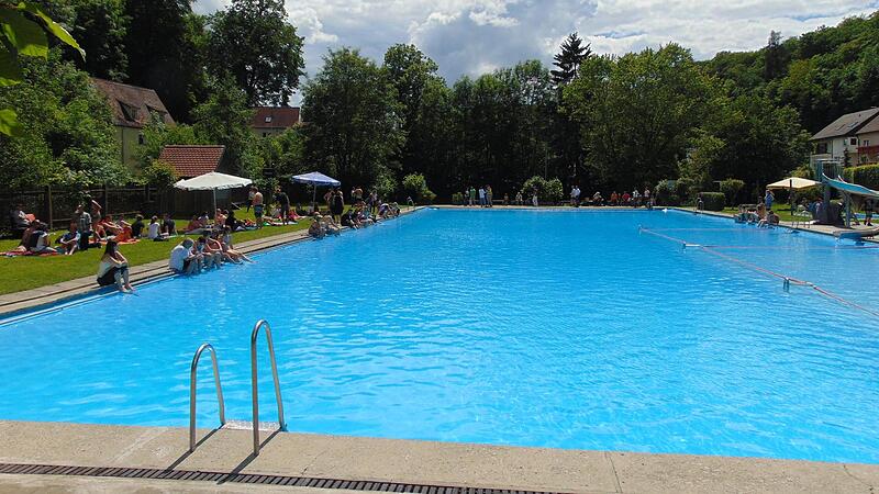 Das Freibad in Gr&auml;fenberg mit seinem 50-Meter-Becken