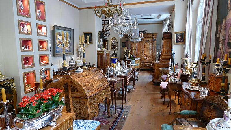 In Bamberg bieten H&auml;ndler und H&auml;ndlerinnen Antiquit&auml;ten in ihrer ganzen Vielfalt und von musealer Qualit&auml;t an.