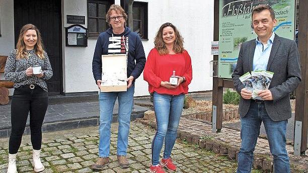 Stolz auf die Tradition und auf ihr touristisches Angebot sind (von links) Jasmin Schmittn&auml;gel, Flo&szlig;meister Henry St&ouml;cker, P&auml;chterin Sandra Kr&uuml;glein und B&uuml;rgermeister Jens Korn.