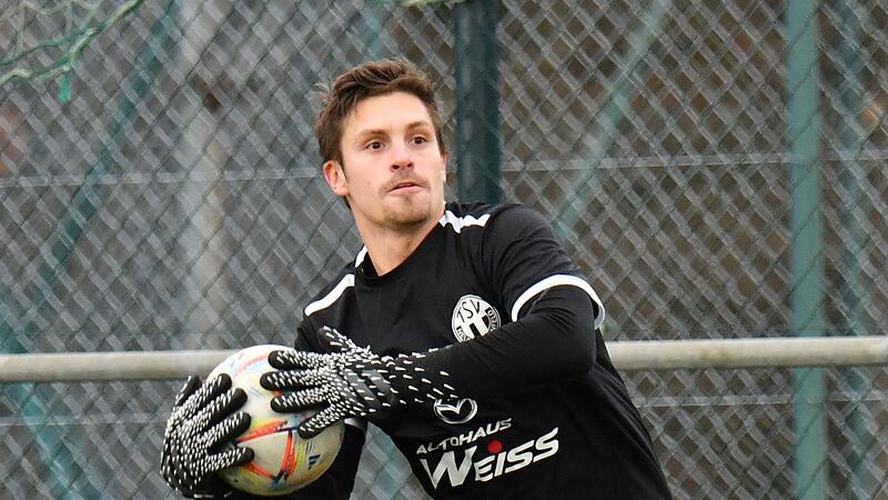 Der Neudrossenfelder Ersatztorwart Andre Merrick musste schon nach 16 Minuten in R&ouml;slau verletzt vom Feld.