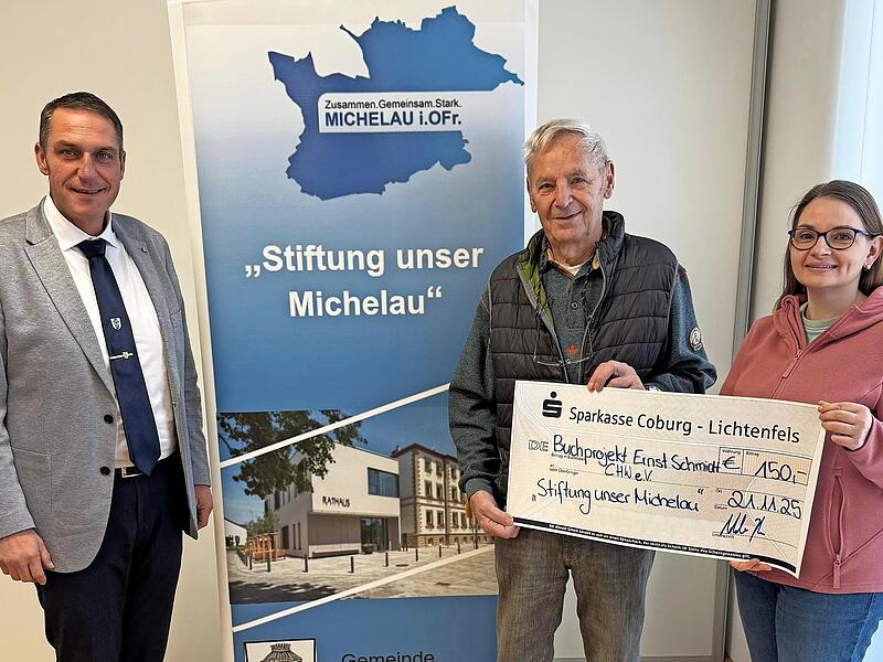 Bürgermeister Jochen Weber (links) bei der Scheckübergabe an Ernst Schmidt, Ariane Schmiedmann.