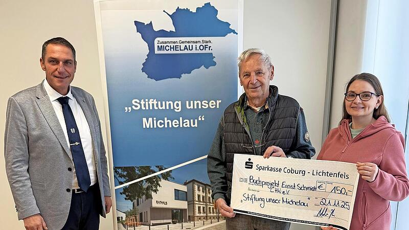 Bürgermeister Jochen Weber (links) bei der Scheckübergabe an Ernst Schmidt, Ariane Schmiedmann.