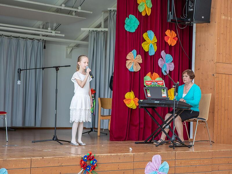 Luisa aus Großenseebach gab ukrainische Lieder zum Besten und spielte Klavier.
