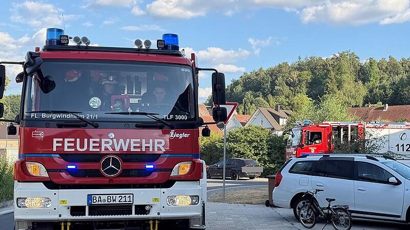 Burgebrach: Feuerwehren zu Anhänger-Brand alarmiert - Straße gesperrt Burgebrach: Feuerwehren zu Anhänger-Brand alarmiert - Straße gesperrt