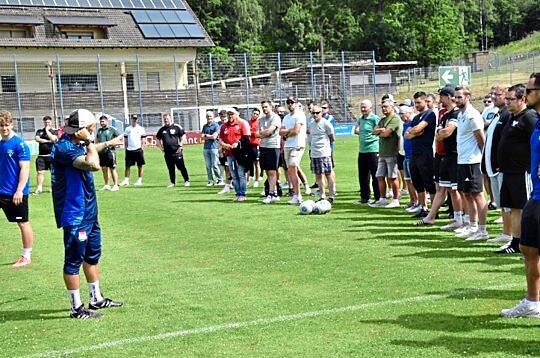 Fußballtraining hautnah mit Tobias Burger (links) im Weismainer Waldstadion.GFT Oberfranken Fußballtraining hautnah mit Tobias Burger (links) im Weismainer Waldstadion.GFT Oberfranken