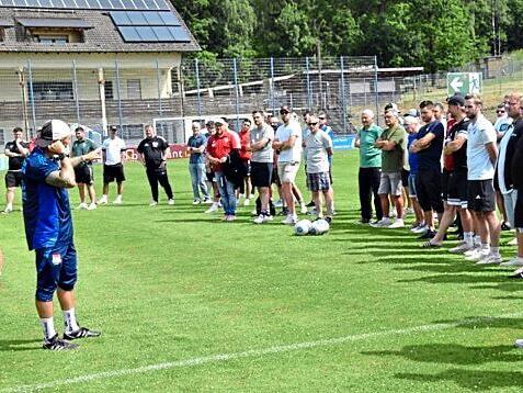 Fu&szlig;balltraining hautnah mit Tobias Burger (links) im Weismainer Waldstadion.GFT Oberfranken