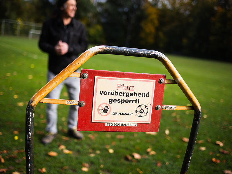 Der erste Vorsitzende Harald Kobold und der Fu&szlig;ballabteilungsleiter Joachim Smejkal beklagen die schlechten Zust&auml;nde der Pl&auml;tze auf dem TSG 05 Gel&auml;nde. Aufgrund der N&auml;sse sind Fu&szlig;ballfelder nicht bespielbar.