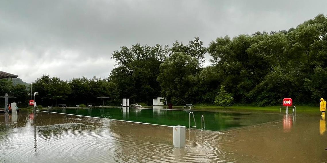 Ein einziger großer See: Das Ebracher Naturbad am Freitag nach dem Starkregen Ein einziger großer See: Das Ebracher Naturbad am Freitag nach dem Starkregen