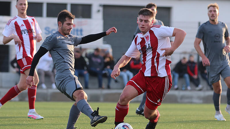 Der Eberner Tobias Bayersdorfer (links) kann den Staffelsteiner Nils Schlosser nicht stoppen. Der Eberner Tobias Bayersdorfer (links) kann den Staffelsteiner Nils Schlosser nicht stoppen.