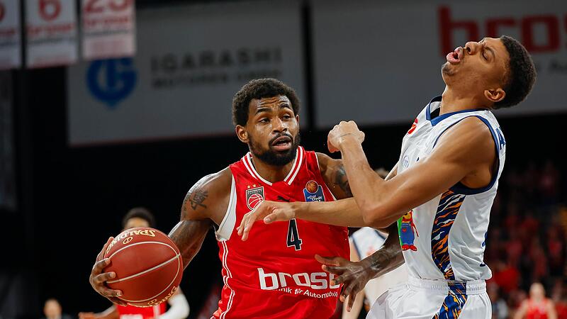 Klarer Punktsieger im Duell mit Rostocks sonstigem Topscorer Derrick Alston jr. (rechts) war Bambergs Adrian Nelson, der sich hier durchsetzt und zwei seiner 15 Punkte erzielt.