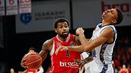 Klarer Punktsieger im Duell mit Rostocks sonstigem Topscorer Derrick Alston jr. (rechts) war Bambergs Adrian Nelson, der sich hier durchsetzt und zwei seiner 15 Punkte erzielt.