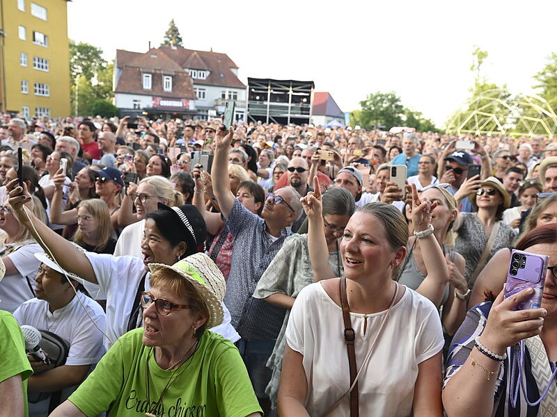 Ronan Keating Konzert 2025Ronan Keating Konzert 2025 Menschenmenge Open Air Konzert Ronan Keating HUK Open Air