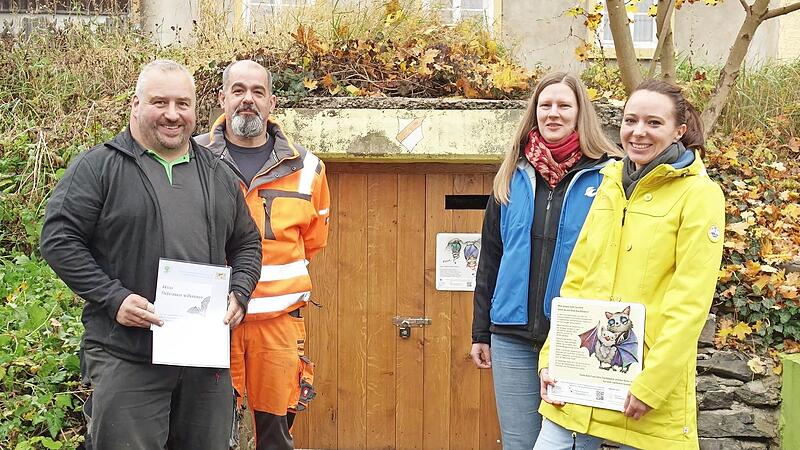 Am Eingang zum alten Bierkeller (von rechts): Christina H&ouml;pfinger, Anna Leyendecker, Bauhofleiter Uwe Deckelmann und Michael B&uuml;ttner