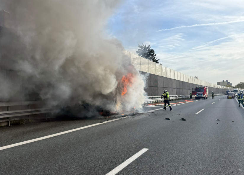 A73 bei Forchheim: Lkw geht in Flammen auf - Vollsperrung eingerichtet