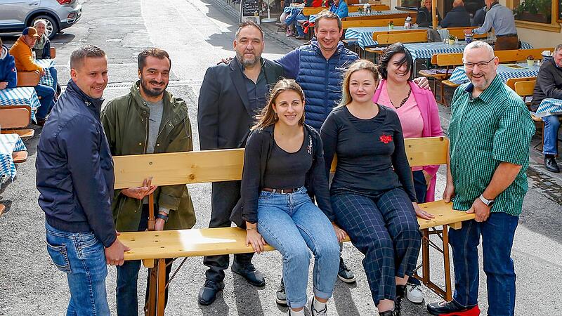 Fordern eine dauerhafte Regelung der Freischankfl&auml;chen im Innenstadt- und Sandgebiet (v. l.): Dominik Wei&szlig; (Calimeros), Hayati Yilmaz (Cuatro Gatos), Michail Matziounis (Casa Italia), Lorina Rath (Zuckerst&uuml;ck), Sebastian Linz (Kachelofen), Jenifer...