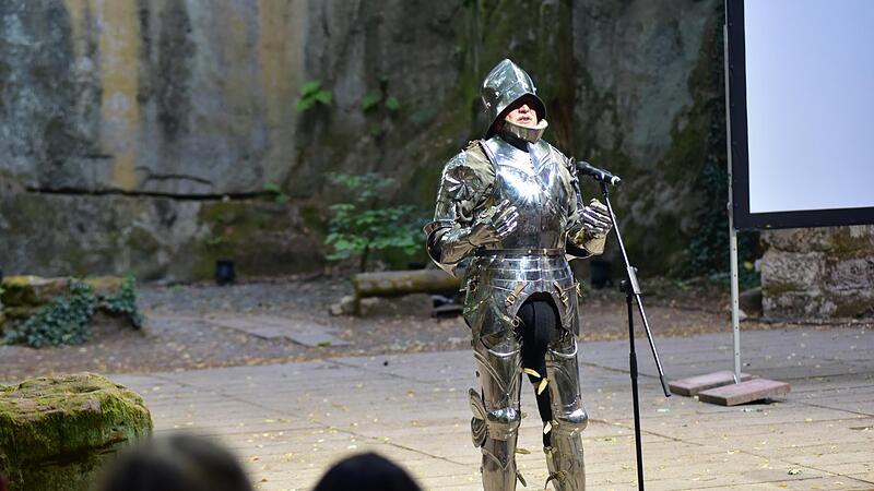 Historiker Daniel Burger in einer Rüstung