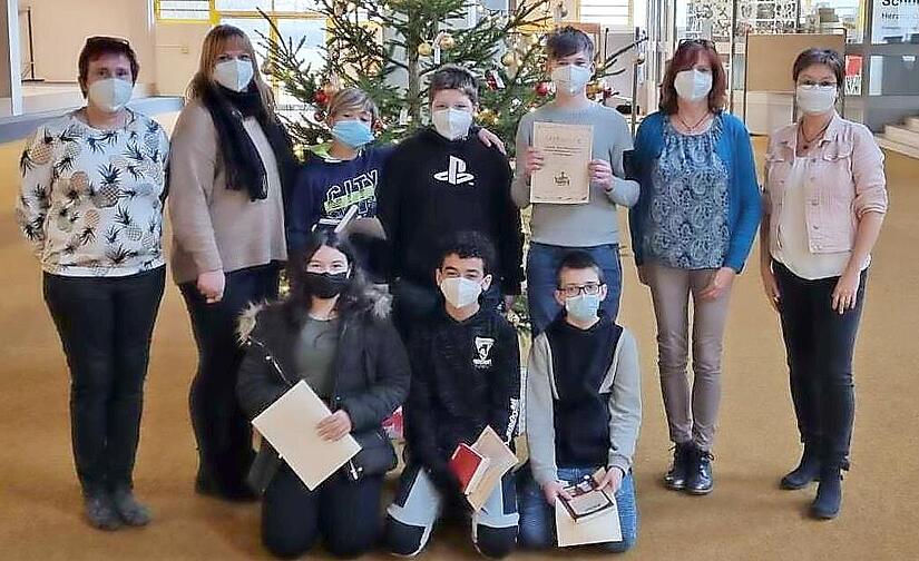 Nach der Preisvergabe (hinten von links): die Lehrerinnen Diana Neckermann und Jennifer Hufnagel, Joel Buckreus, Schulsieger Nico Hopfenmüller, Nils Caspari, Bibliothekarin Karin Knorr und Konrektorin Silke Fischer sowie (vorne von links) Mia Frank, Hussin Almhamid und Tayler Schmidt Nach der Preisvergabe (hinten von links): die Lehrerinnen Diana Neckermann und Jennifer Hufnagel, Joel Buckreus, Schulsieger Nico Hopfenmüller, Nils Caspari, Bibliothekarin Karin Knorr und Konrektorin Silke Fischer sowie (vorne von links) Mia Frank, Hussin Almhamid und Tayler Schmidt