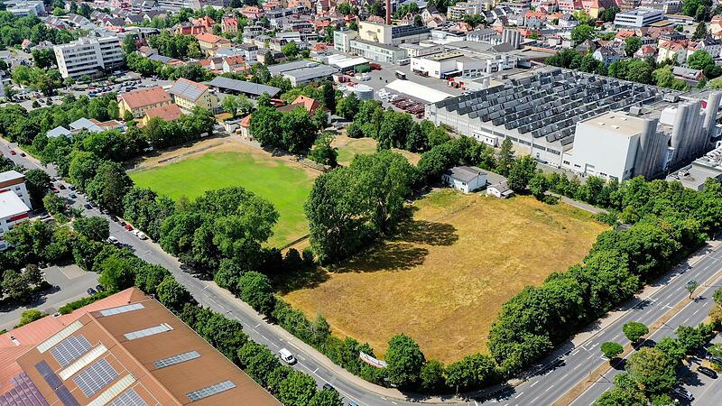 Blick von oben auf das geplante Philosophenviertel: Die Gr&uuml;nfl&auml;chen sollen bald zu Wohnungen werden. Oben rechts grenzt das Industrieareal der Firma Loparex an, die dagegen geklagt hat.Forchheim & Fr&auml;nkische Schweiz