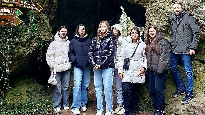 Unternahmen einen Ausflug zur Sophienhöhle: Kateryna Yevtushenko, Diana Zavertkina, Anastasiia Dmytrenko, Amna Buljubasic, Aida Ahmadi, Hamide Shabani und Martin Schubert Unternahmen einen Ausflug zur Sophienhöhle: Kateryna Yevtushenko, Diana Zavertkina, Anastasiia Dmytrenko, Amna Buljubasic, Aida Ahmadi, Hamide Shabani und Martin Schubert