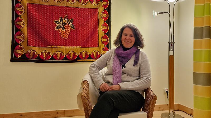 Kur- und Rehaseelsorgerin Christiane Jakob-Seufert in ihrem neu gestalteten Raum im Badhotel, der einen einladenden Ort f&uuml;r Gespr&auml;che und Reflexion bietet.