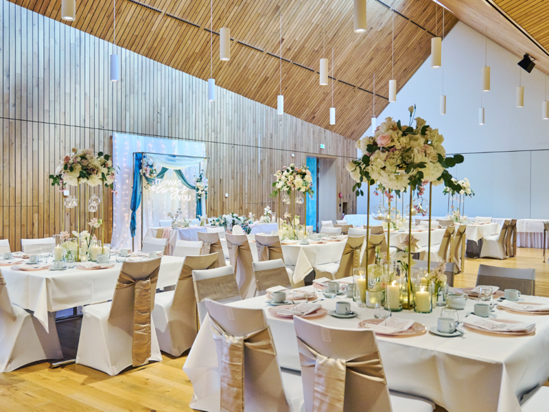 Sto&szlig;e geb&uuml;hrend auf das Fest der Liebe an und erlebe gemeinsam mit Familie und Freunden unvergessliche Momente im Hallstadter Kulturboden. Foto: Kulturboden HallstadtVSB Kulturboden Hallstadt als Hochzeitslocation: So k&ouml;nnte Ihre Hochzeitsdekoration aussehen