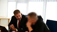 Rechtsanwalt Maximilian Glabasnia aus Bamberg und der Angeklagte