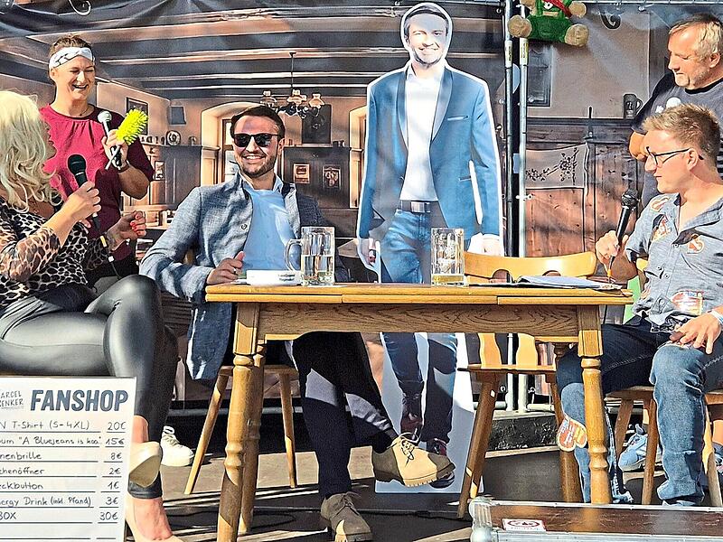 Landjugend-Geschichte und Grußworte wurden pfiffig in ein Theaterstück der Theatergruppe Rugendorf verpackt. Landjugend-Geschichte und Grußworte wurden pfiffig in ein Theaterstück der Theatergruppe Rugendorf verpackt.