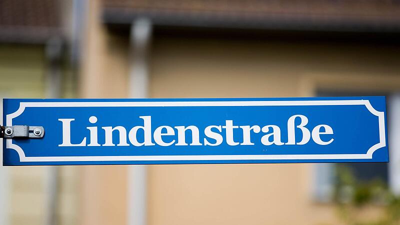 Die berühmte Lindenstraße war nur Pappmaché, doch viele Filmkulissen gibt es wirklich. Eine ist noch ganz neu und irgendwie komisch. Foto: Archiv