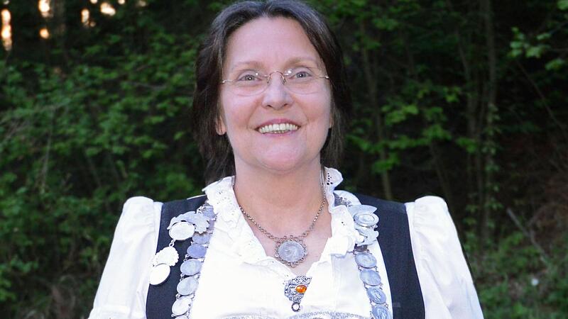 Erfolgreich im sportlichen Hobby: Christiane Zeigler als Sch&uuml;tzenk&ouml;nigin. Sie kandidiert f&uuml;r die Bayernpartei zur Landtagswahl.