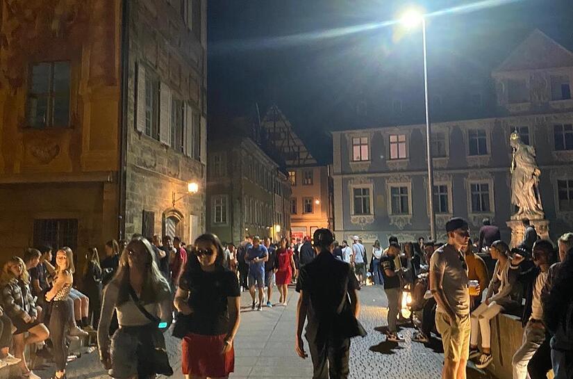 Eine Maßnahme zur Beruhigung der Party-Szene auf der Unteren Brücke in Bamberg war die Störbeleuchtung – ohne Erfolg. Ein Biergarten von Tom Land brachte 2022 eine Beruhigung. 2023 war es auch ohne ruhig.