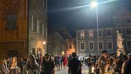 Eine Maßnahme zur Beruhigung der Party-Szene auf der Unteren Brücke in Bamberg war die Störbeleuchtung – ohne Erfolg. Ein Biergarten von Tom Land brachte 2022 eine Beruhigung. 2023 war es auch ohne ruhig.