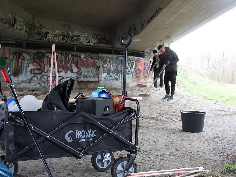 Ramadama Aufräumaktion am 14. März in MünnerstadtRamadama Aufräumaktion am 14. März in Münnerstadt Hunde können nun wieder über den scherbenfreien Weg zur Lauer laufen.