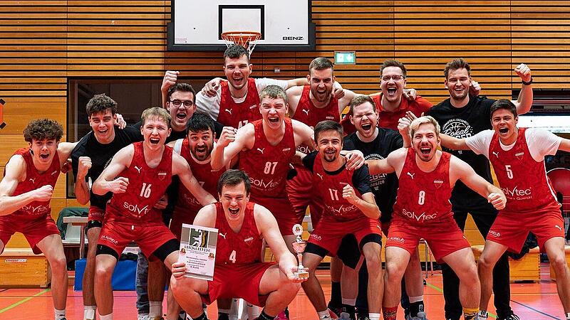 So sehen Sieger aus: Die Eggolsheimer Reserve feiert ihren Sieg im Endspiel des Bezirkspokals.Forchheim & Fr&auml;nkische Schweiz