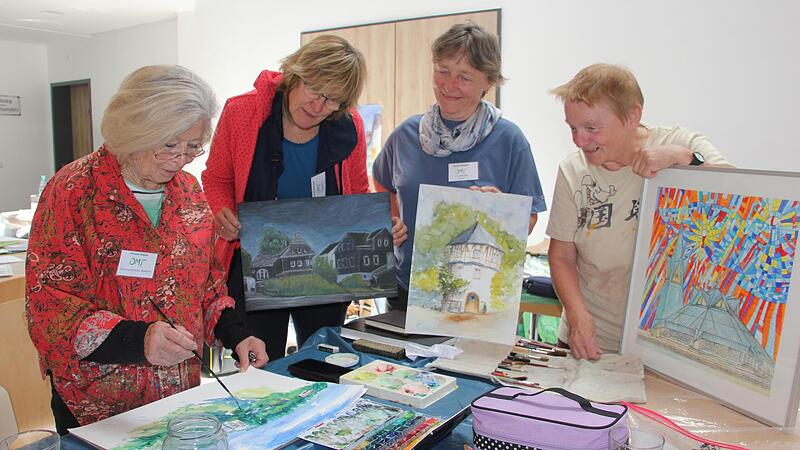 In der Schorsch-Neubauer-Halle in Kehlbach war das Hauptquartier der K&uuml;nstler: Im Bild (von links) die Initiatorin der Malertage, Christel Gollner, Yvonne Bressel, die Vorsitzende Karin Dietel und Gertrud Plescher.