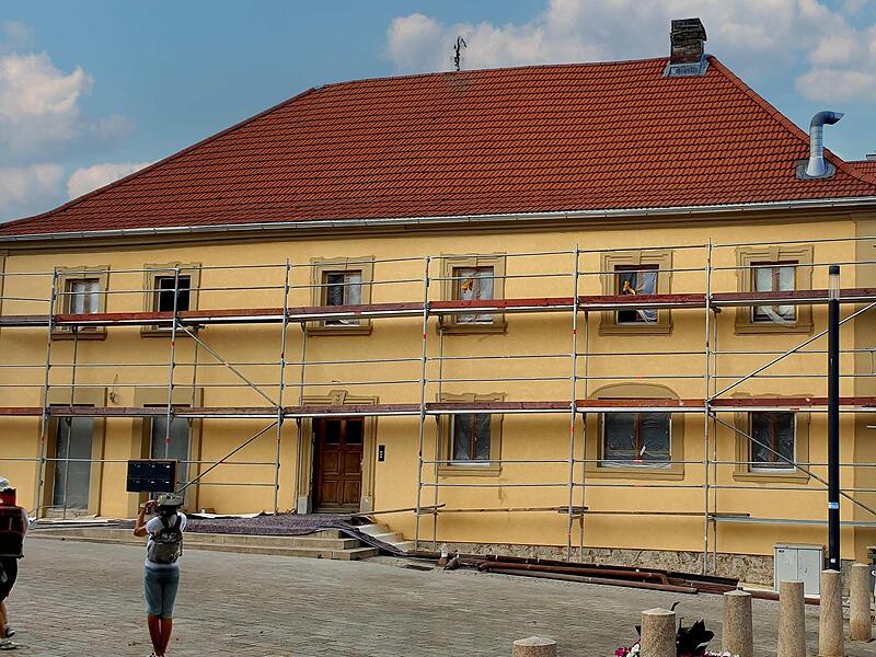 Ein Caf&egrave; und eine B&auml;ckerei sollen nun im Erdgeschoss des Hauses Marktplatz 3 in Ma&szlig;bach (fr&uuml;her Gasthaus Krone / Munzur Grill) eingerichtet werden. Der Marktgemeinderat genehmigte den Tekturantrag.