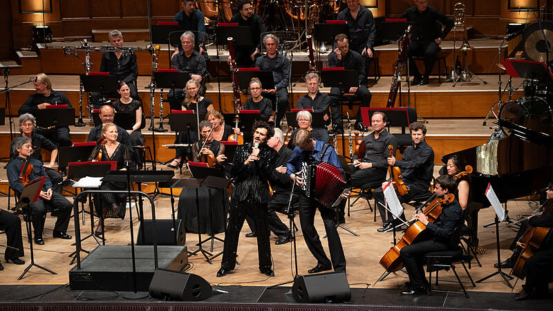 Abschlusskonzert Vladimir Korn&eacute;ev singt Piaf mit dem M&uuml;nchner Rundfunkorchester unter Ernst Theis.
